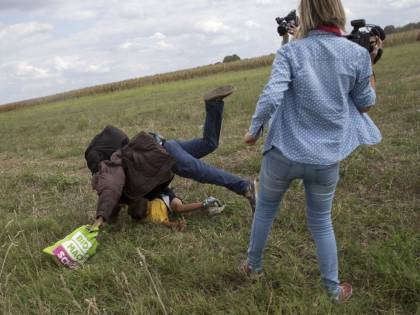 Sgambettò i migranti in fuga dalla polizia, assolta la reporter ungherese