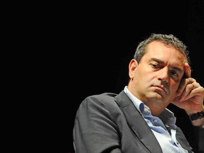 Manichini impiccati davanti al Comune di Napoli, protesta contro il sindaco de Magistris