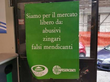Cartello contro gli zingari al mercato: "Allontanano i clienti"