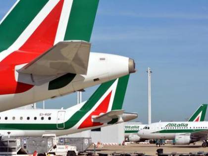 "Renzi alza le tasse aeroportuali per i cassa integrati di Alitalia"