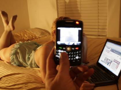 Ruba il telefono a un uomo e poi lo ricatta pubblicando le foto del suo pene