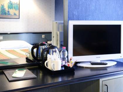 Gli albergatori pagano le pensioni agli attori: tassa sulle tv negli hotel
