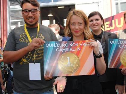 Roma, al via la tre giorni di Fdi Meloni: "Qui non usiamo l'euro"