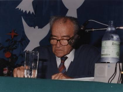 Il comunista irriducibile sempre a sinistra della realtà
