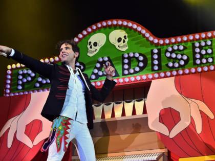Mika, lo "scroto" su Twitter e lo sfottò di Fedez
