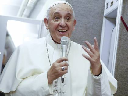 L'abbraccio segreto del Papa all'impiegata anti nozze gay