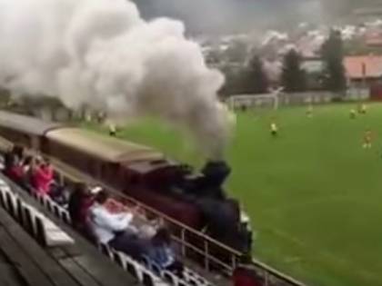 Altro che sicurezza negli stadi. In Slovacchia un treno invade il campo