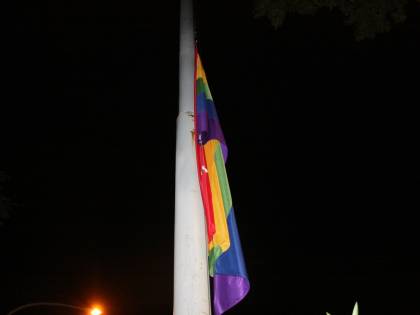 Quelle bandiere arcobaleno per le strade che sfregiano Roma
