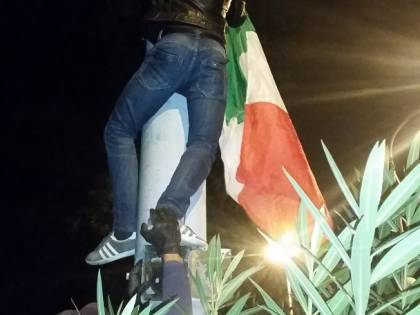 Blitz Foro753 contro le bandiere Lgbt dell'Eur