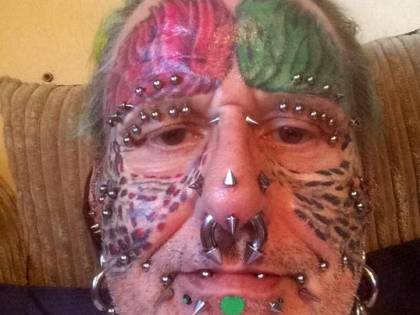 Ted Richards, l'uomo pappagallo che si è fatto tagliare le orecchie