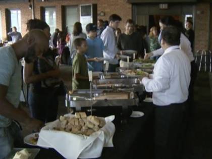 Sacramento: scaricata sull'altare, pranzo nuziale ai senzatetto