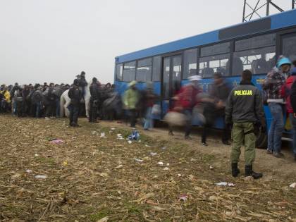 L'Europa travolta dai migranti: anche l'Austria alza un muro