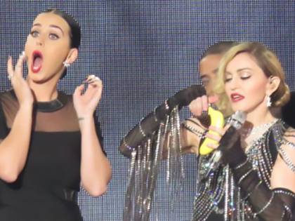 Madonna e Katy Perry: sexy show, sul palco mimano un amplesso