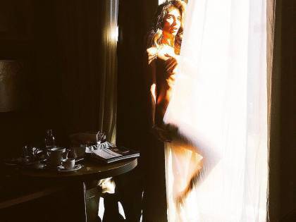 Rosy Dilettuso: scatti hot su Instagram, nuda dietro la tenda