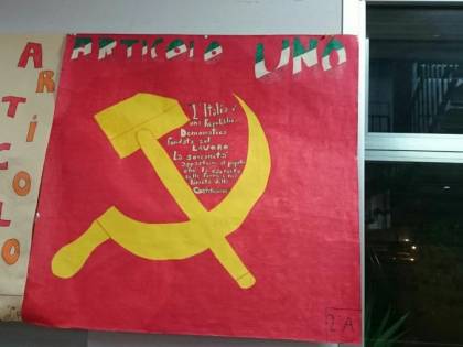 La spiaggia in Calabria inneggia al comunismo. Ma nessuno fa polemica