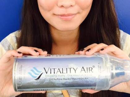 La soluzione allo smog in Cina? Bottiglie piene di aria fresca