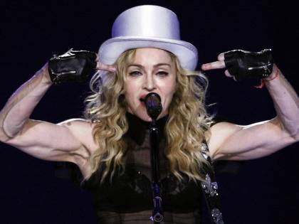 I fan la fischiano per il ritardo. E Madonna: "St... non venite più"