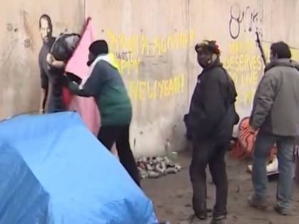 Gli immigrati di Calais abusano dell'arte di Banksy