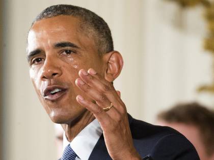 La stretta di Obama: "Basta morti per armi"