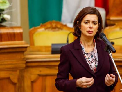 Il tweet della Boldrini sul sessismo dell'italiano scatena la rete