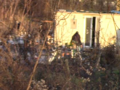 Il degrado nel campo di via Idro a Milano