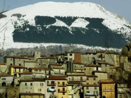 Incendio Monte Giano, a rischio la scritta "Dux"