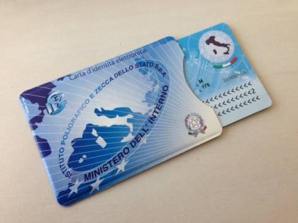 L'identità è sulla "card". Ma addio a professione e al colore degli occhi