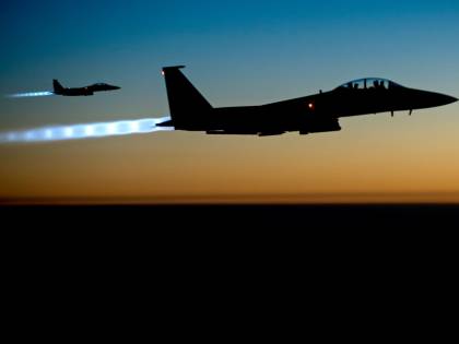 Alta tensione nei cieli: jet russo da guerra intercetta aereo della Marina Usa
