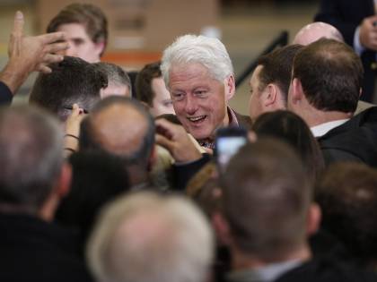 Bill Clinton perde le staffe e attacca Sanders