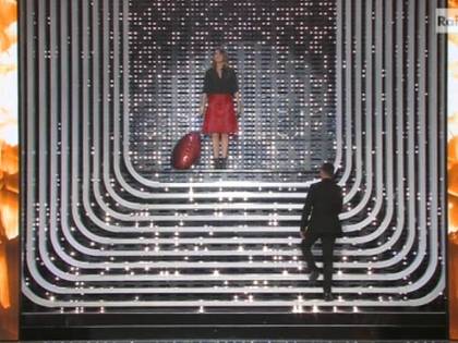 Sanremo, Paola Perego come Nicole Kidman sulla scalinata di Sanremo