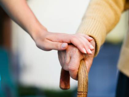 Spunta il bonus ai nipoti che assistono i nonni