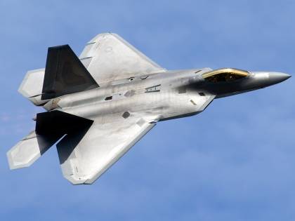 Gli Usa riducono i raid in Siria, in pattugliamento solo gli F-22
