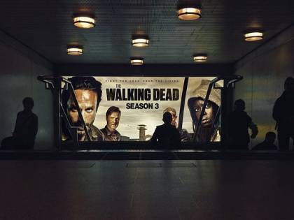Sente spari e urla dai vicini e chiama la polizia: era The Walking Dead in TV