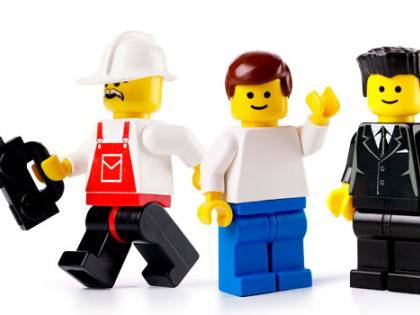 Lego cambia i connotati ai personaggi. Invece del papà, spunta il mammo