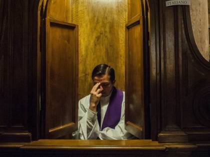 Nuove accuse all'ex cardinal McCarrick: "Sesso in confessionale"