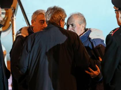 Gli ostaggi rientrati in Italia dopo le tensioni sul rimpatrio