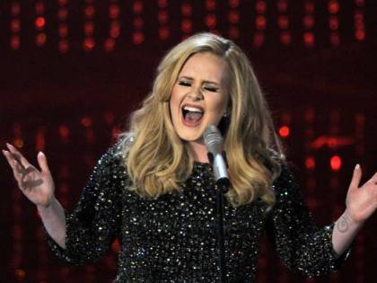 Adele commuove i fan: duetto con una ragazza autistica sul palco