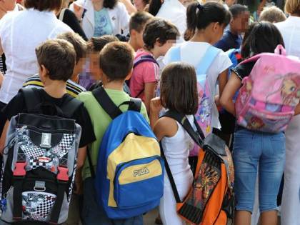 Il libro choc per bimbi: "Metti il dito qui e infilalo nel buco della signora"