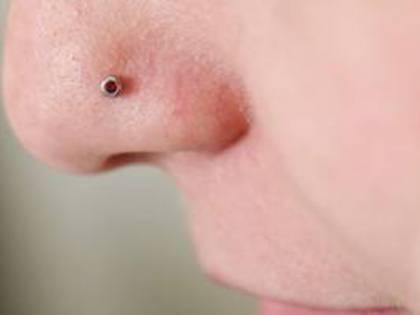 La studentessa del liceo ha piercing. Il prof: "Coprilo o te ne vai dall'aula"
