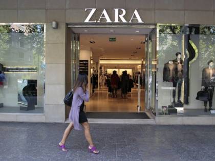 Trova un topo cucito nel vestito di Zara. La ragazza fa causa all'azienda