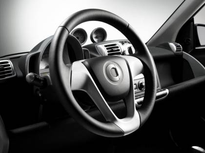A ruba i volanti delle Smart: "Servono per l'airbag"