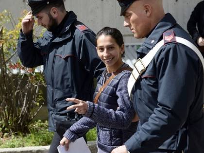 "Niente carcere: è una mamma". E la nomade ride dei nostri giudici