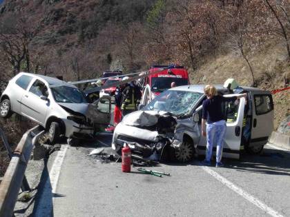 Patente, niente sospensione per chi telefona alla guida