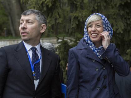 Il ministro Giannini a Teheran: il suo capo è coperto dall'hijab