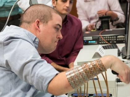 Giovane tetraplegico riacquista l'uso della mano grazie al microchip nel cervello