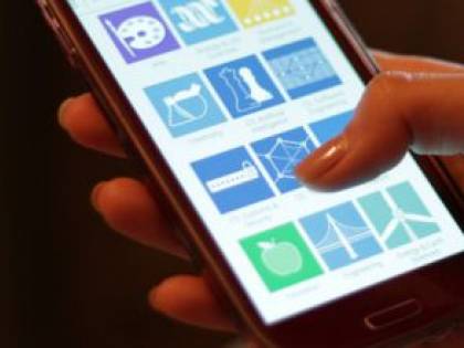 Ecco la sindrome smartphone. Così cambia il corpo umano