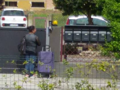 Non fai l'elemosina alla rom? Lei ti ruba in casa per vendetta