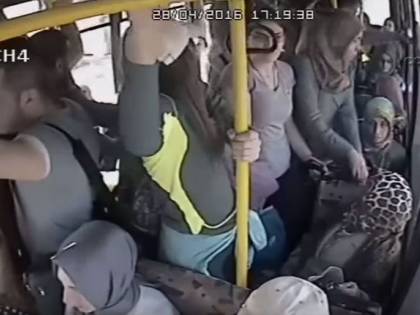 Turchia, molesta una donna sull'autobus e fa scattare l'ira delle donne