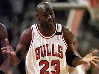 Basket, scarpe di Michael Jordan vinte all'asta per 170 mila euro