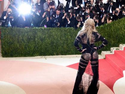 Madonna risponde alla critiche del Met: "Il mio abito è politico"